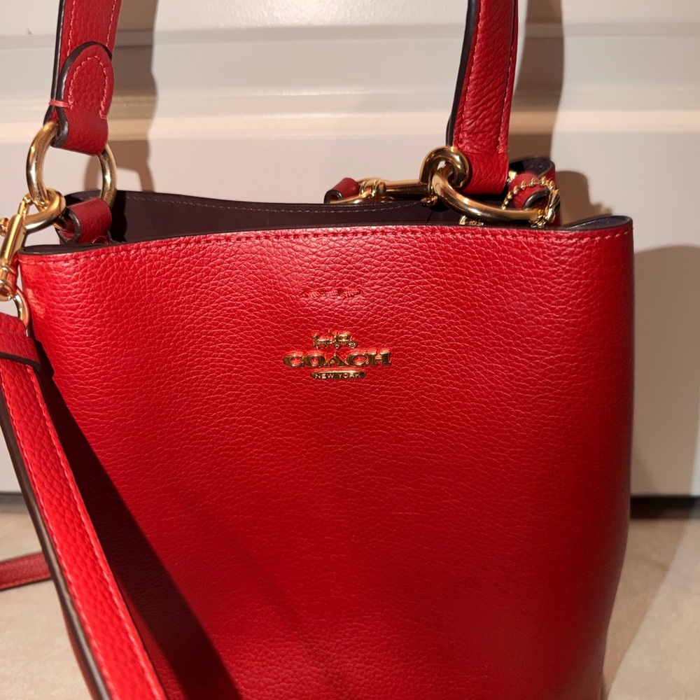 Coach Scarlet Leather Shoulder Bag
